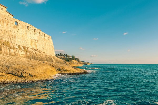 Quelles croisières offrent des visites guidées des sites historiques vikings en Scandinavie?